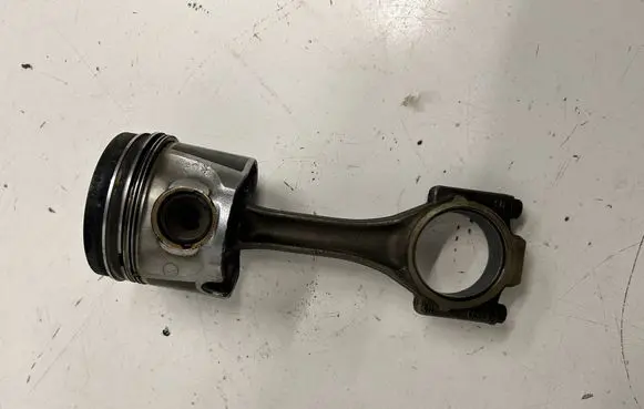 Volkswagen Caddy Piston with connecting rod 