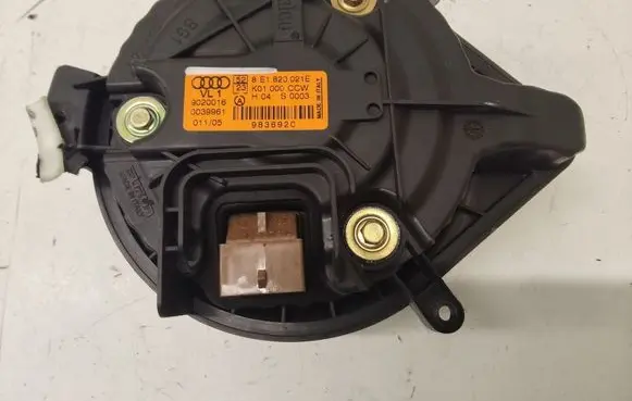 Audi A4 S4 B7 8E 8H A/C air flow flap actuator/motor 8E1820021E