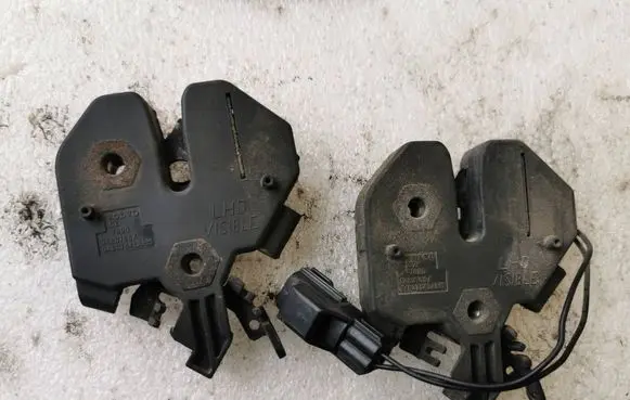 Volvo S80 Engine bonnet/hood lock/catch 9483765 7890 9483764