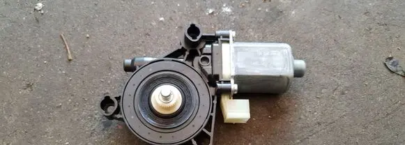 Volkswagen Golf Sportsvan Front door window regulator motor E850202101