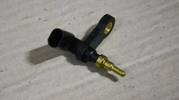Volkswagen Golf VII Coolant temperature sensor 04E919501E