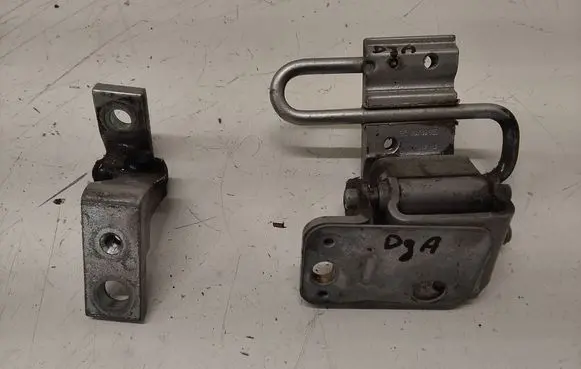 Audi A4 S4 B7 8E 8H Rear door lower hinge 8E0833412