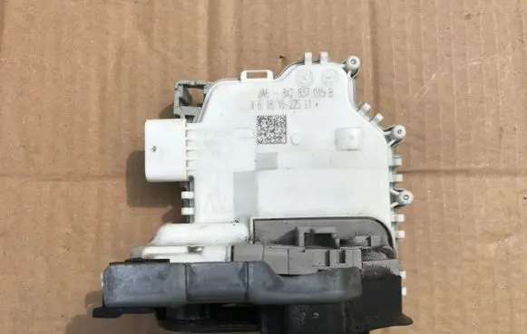 Audi TT TTS RS Mk3 8S Front door lock 8X2837015B