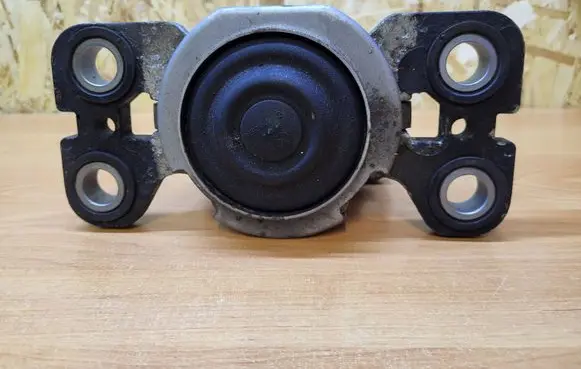 Volvo XC60 Engine mount bracket