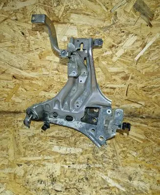 Toyota Prius (XW30) Engine mounting bracket