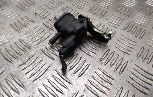 Toyota Prius (XW30) Vacuum valve 1362007010 9091012276