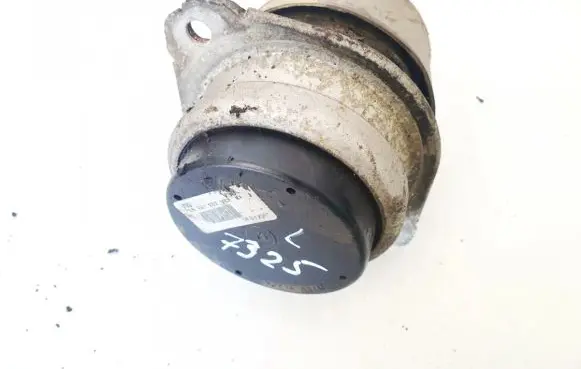 Volkswagen Touareg I Engine mount bracket 7l6190131