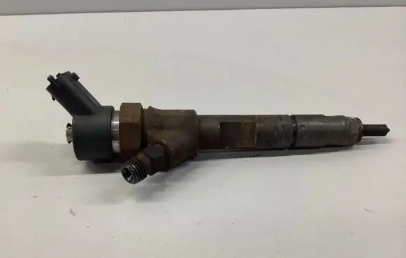 Opel Vivaro Fuel injector 0445110146