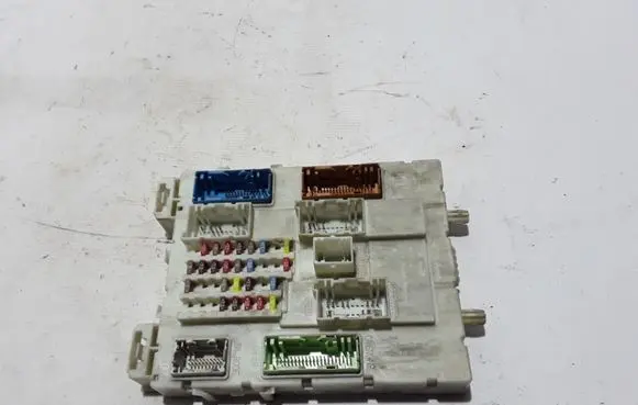 Volvo V40 Fuse module 31453132