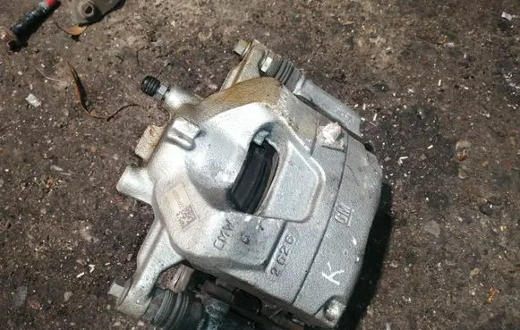 Buick Encore I Front brake caliper