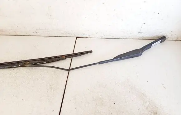 Front wiper blade arm