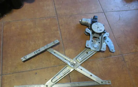 Peugeot iOn Front door window regulator with motor