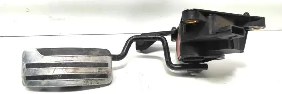 Accelerator throttle pedal