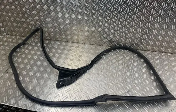Audi Q8 Rubber seal front coupe door 4M8831707E