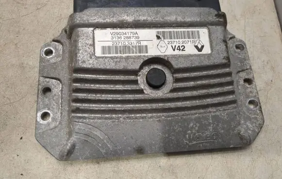 Renault Clio IV Engine control unit/module V29034179A 237102071R 237103317R