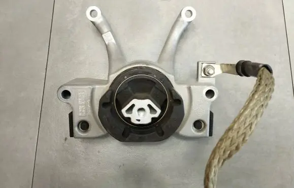 BMW 7 G11 G12 Engine mounting bracket 6862573