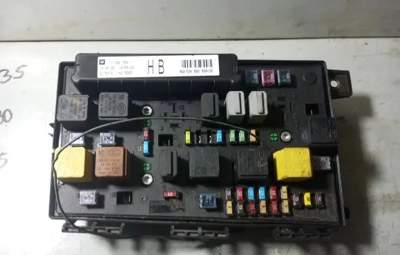 Opel Zafira B Fuse module 13206754 5DK00866838