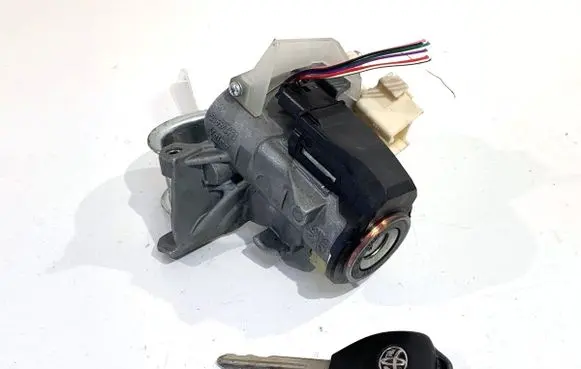 Toyota Avensis T270 Ignition lock 450200203