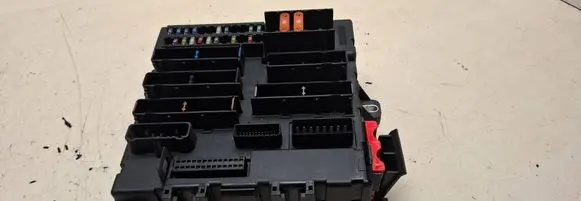 Opel Signum Fuse module 13189924 00028384 19048508