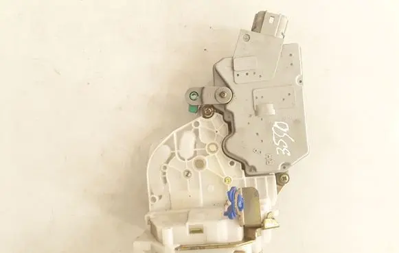Nissan Primera Rear door lock