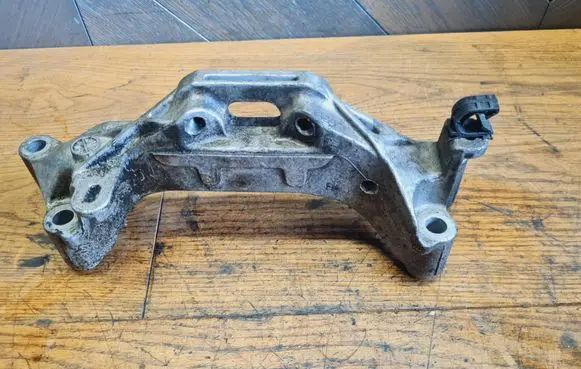 Engine mounting bracket