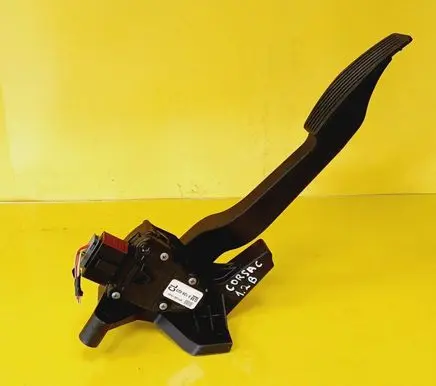 Accelerator throttle pedal
