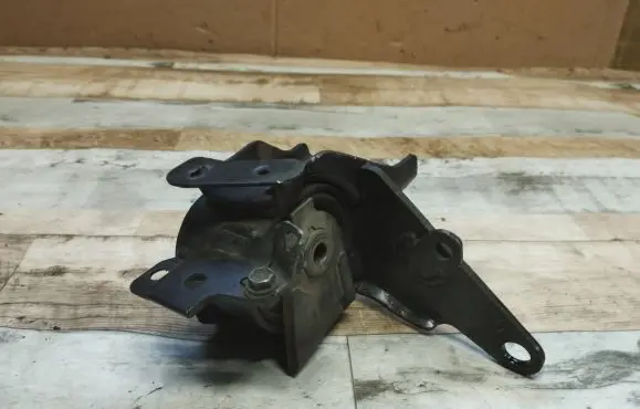 Toyota Corolla Verso AR10 Engine mount bracket