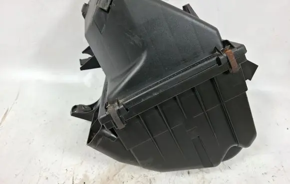 Volkswagen PASSAT B5 Air filter box 058133837