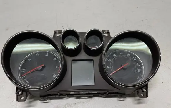 Opel Zafira C Speedometer (instrument cluster) 95136683