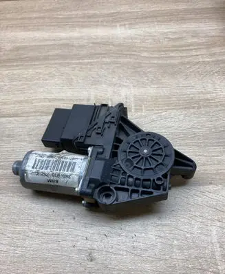 Volkswagen PASSAT B5 Rear door lock 3B9839752K 9776101438200