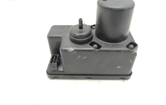 Audi 100 S4 C4 Central locking vacuum pump 443862257B