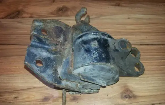 Mazda 626 Engine mount bracket