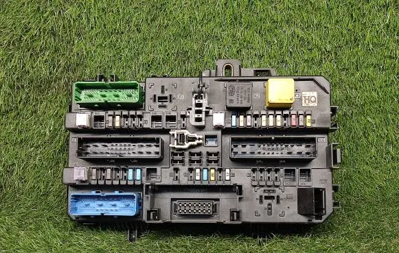 Opel Zafira B Power management control unit 13220831 13220831HQ