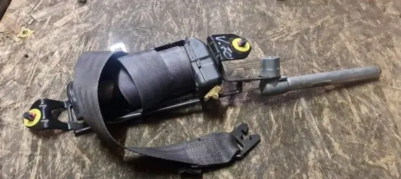 Volvo V70 Front seatbelt 8665868