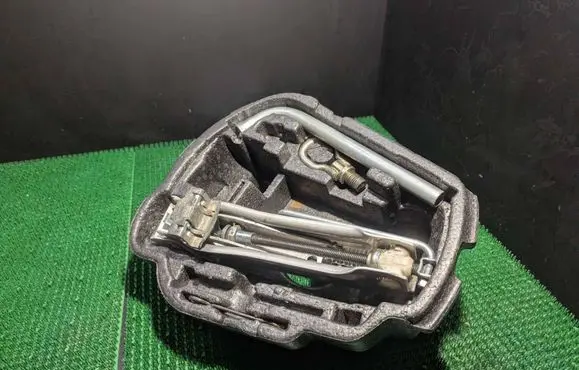 Volkswagen Bora Tool box 1J0012115M