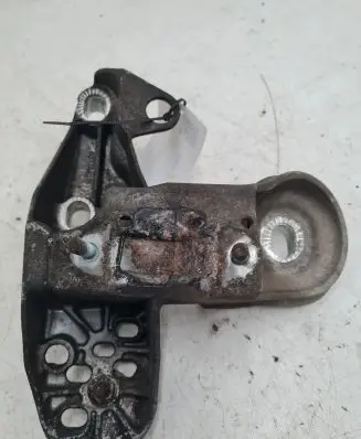Audi A4 S4 B6 8E 8H Engine mounting bracket 8E0199351