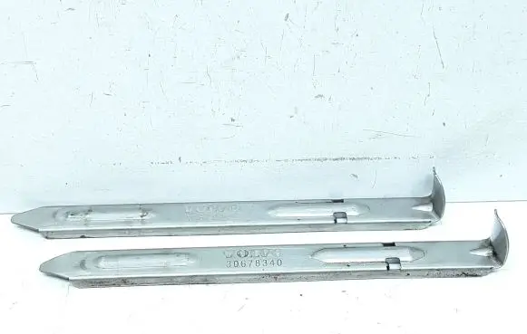 Volvo XC70 Headlight/headlamp mounting bracket 30678340