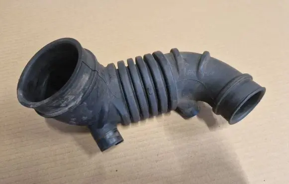Mitsubishi L200 Turbo air intake inlet pipe/hose 1505A237