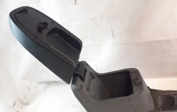 Ford Focus Center console 8M51A045M19AB
