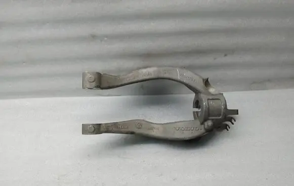 Volvo XC90 Lower shock absorber bracket 31681983