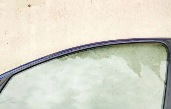 Peugeot 206 Front door window glass four-door