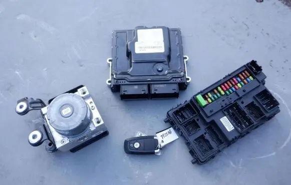 Engine ECU kit and lock set
