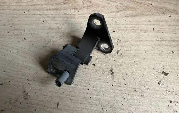Volkswagen Golf V Front door upper hinge 1K0831402L