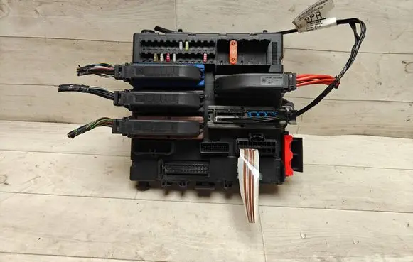Opel Vectra C Fuse module 13112910 00077973 519045025