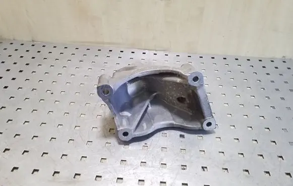 Volkswagen Touareg I Engine mounting bracket 07Z199308B
