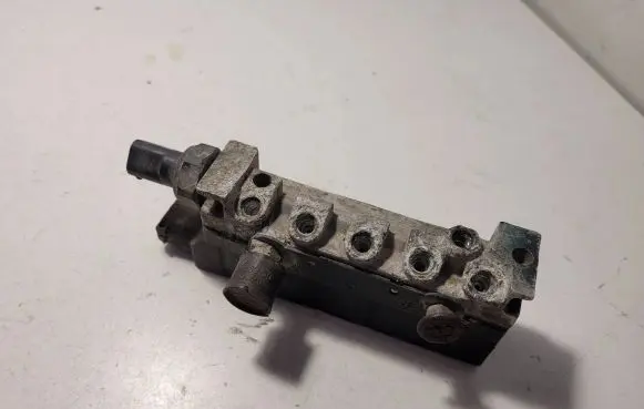 Mercedes-Benz S W220 Air suspension valve block A2203200258