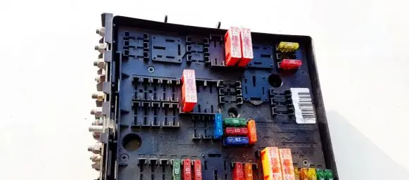 Volkswagen Touran I Fuse box set 1k0937124h 01394932