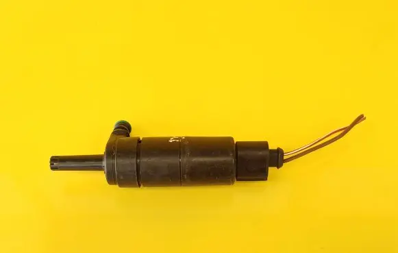 Volkswagen PASSAT B6 Headlight washer pump 3B7955681