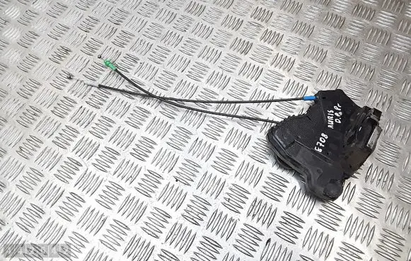 Toyota Auris E180 Front door lock A084219