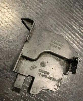 BMW X1 E84 Radiator mount bracket 7524914